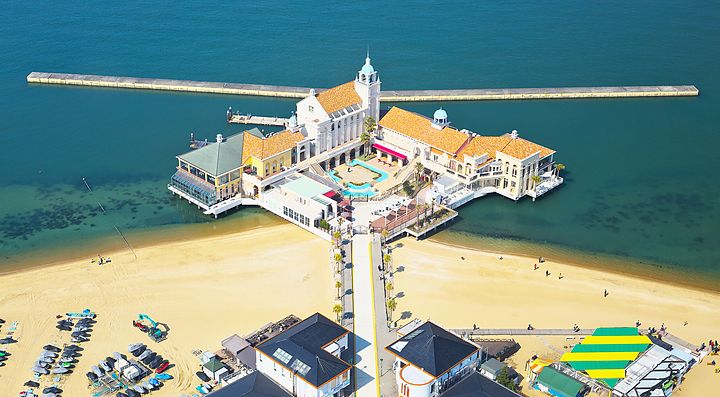 Veduta aerea del parco marino Momochi Seaside, con spiaggia e edifici sul mare.