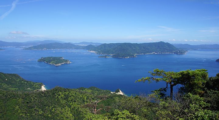 Vista panoramica del Monte Misen con isole e mare all'orizzonte.