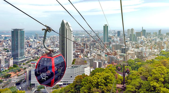 Funivia sul Monte Rokko con vista sulla città sottostante.