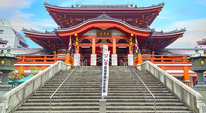 Il tempio Ōsu Kannon a Nagoya, Giappone, con scale decorative.