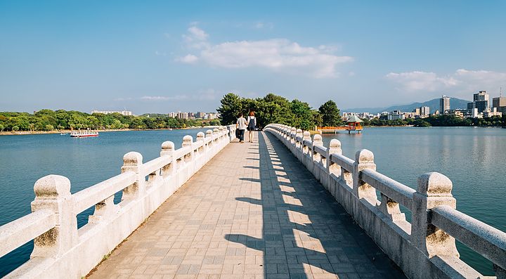 Una passerella sopra il lago nel Parco Ohori a Fukuoka.