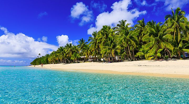 Spiaggia tropicale con palme e mare cristallino alle Fiji.