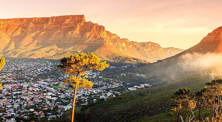 Veduta di Table Mountain al tramonto in Sudafrica.