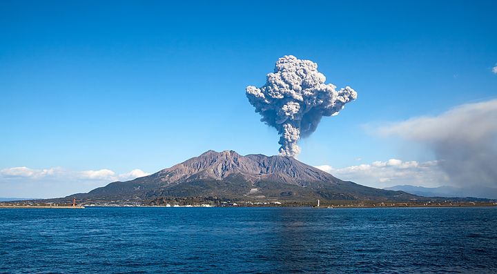 Eruzione del vulcano Sakurajima in Giappone vista dal mare.