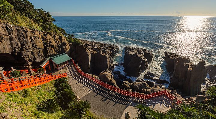 Il Santuario Udo in Giappone con vista sul mare e scogliere circostanti.