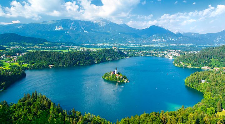 Il lago di Bled in Slovenia con isola e montagne sullo sfondo.