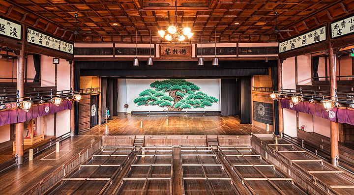 Anfiteatro storico Uchiko-za con palco in legno e scenografia tradizionale.