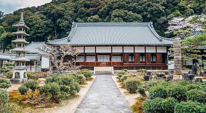 Il tempio Koshoji circondato da giardini verdi e natura rigogliosa.
