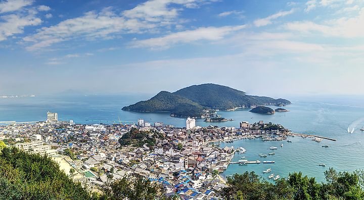 Panorama della città costiera di Tomonoura con isole sullo sfondo.