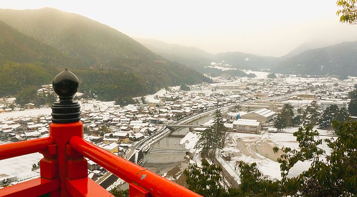Il paesaggio innevato di Tsuwano visto da un punto panoramico.