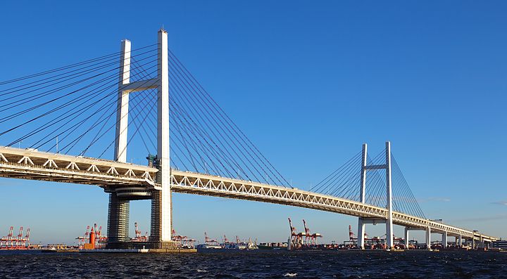 Il Yokohama Bay Bridge si staglia contro un cielo azzurro.