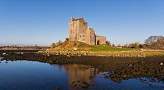 Castello medievale in Irlanda riflesso in un lago.