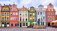 Colorati edifici storici in una piazza di una città polacca.