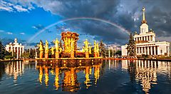 Fontana dell'Amicizia dei Popoli a Mosca con arcobaleno sullo sfondo.