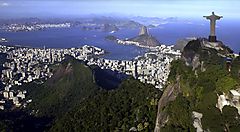 Veduta aerea di Rio de Janeiro con il Cristo Redentore e la baia.