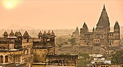 Vista su antichi templi in India al tramonto.