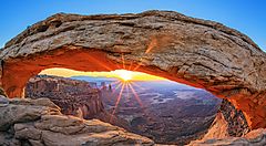 Alba vista attraverso un arco di roccia nel parco nazionale Arches, Stati Uniti.
