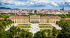 Il Palazzo di Schönbrunn a Vienna con il giardino e la città sullo sfondo.