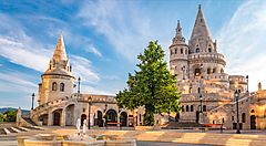 Il Bastione dei Pescatori a Budapest sotto un cielo blu.