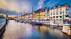Il canale di Nyhavn a Copenaghen con case colorate e barche.
