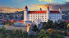 Castello di Bratislava illuminato dal tramonto in Slovacchia.