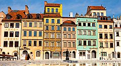 Facciate colorate di edifici storici nella Città Vecchia di Varsavia.