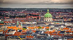 Vista panoramica di Copenhagen con la cupola verde in evidenza.