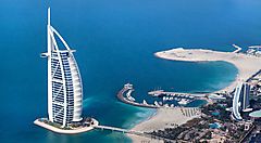 Vista aerea del Burj Al Arab a Dubai sul mare.