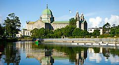Cattedrale di pietra dell'Irlanda con riflesso sull'acqua.