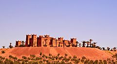 Fortezza tradizionale marocchina in un paesaggio desertico.