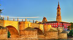 Ponte di pietra e torre storica al tramonto in Spagna.