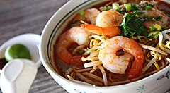 Zuppa di noodles con gamberi e verdure, tipica colazione in Malesia.