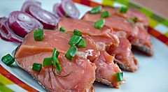 Salmone affumicato norvegese con cipolle rosse e erba cipollina.