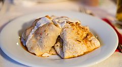 Frittelle ungheresi su un piatto bianco per colazione.