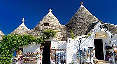 Trulli tradizionali ad Alberobello con esposizioni di souvenir.