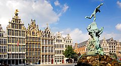 La Grote Markt di Anversa con la statua di Brabo.