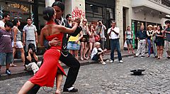 Ballerini di tango eseguono in strada in Argentina davanti a un pubblico.