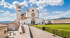 La Basilica di San Francesco ad Assisi con cielo sereno.