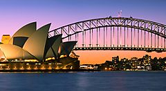 Opera House e Harbour Bridge di Sydney al tramonto.