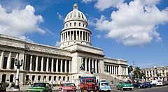 Il Capitolio dell'Avana con auto d'epoca in primo piano.