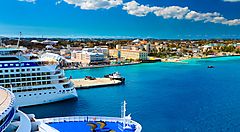 Nave da crociera nel porto delle Bahamas con skyline cittadino.
