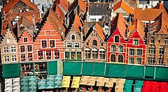 Facciate tipiche colorate delle case a Bruges, Belgio.