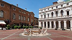 Piazza Vecchia a Bergamo con fontana centrale e edifici storici.