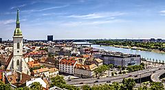 Panorama di Bratislava con la Chiesa di San Martino e il Danubio.