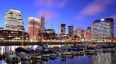 Porto Madero a Buenos Aires al crepuscolo con grattacieli illuminati.