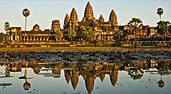 Il tempio Angkor Wat in Cambogia riflesso nell'acqua.