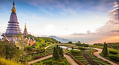 Pagode e giardini pittoreschi a Chiang Mai al tramonto.