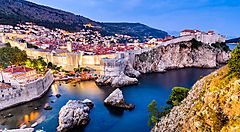 Vista panoramica della città fortificata di Dubrovnik in Croazia al crepuscolo.