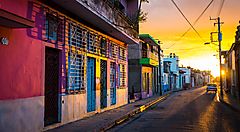 Strada colorata con edifici a Cuba al tramonto.