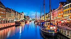Porto di Nyhavn a Copenaghen illuminato di sera.
